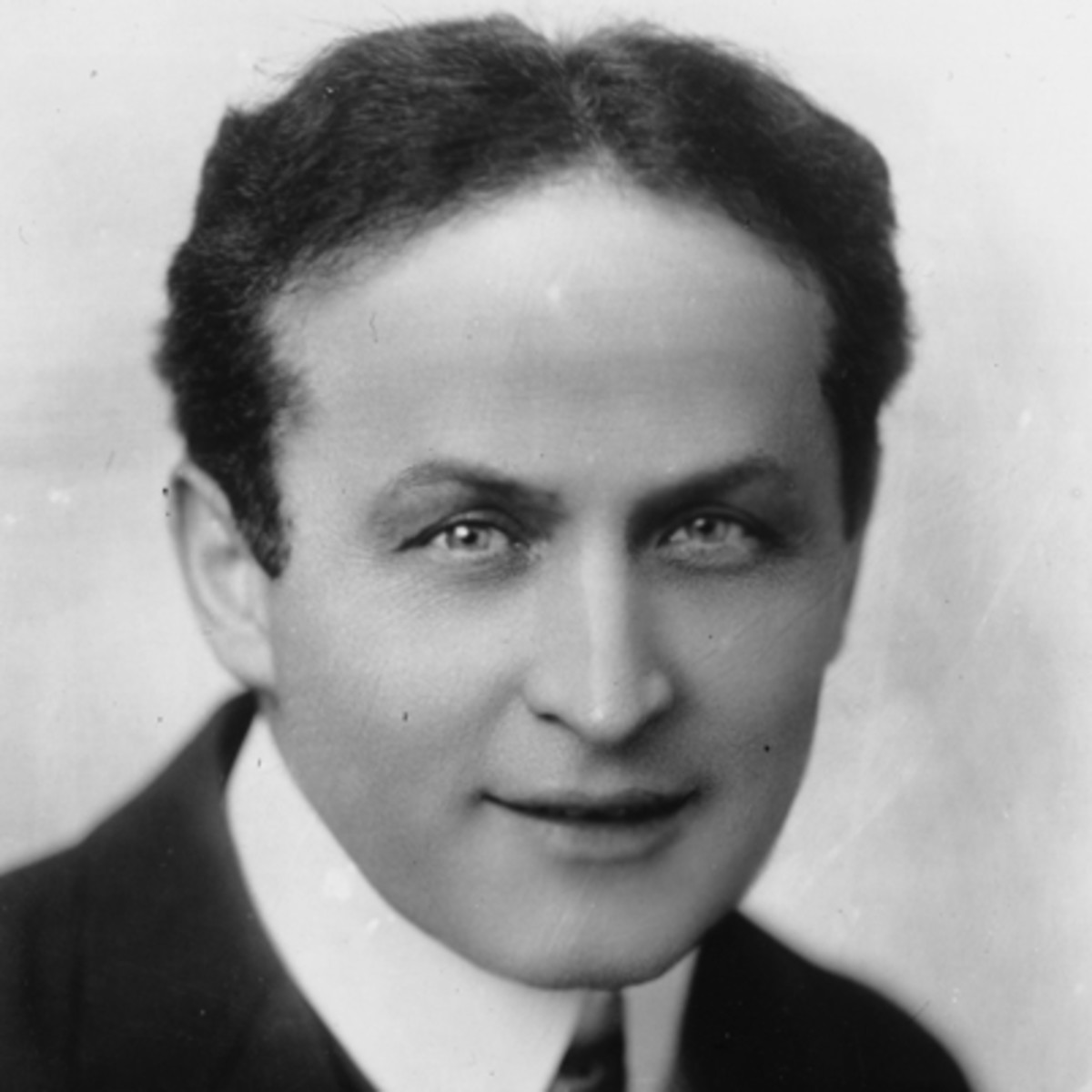 harry-houdini-40056-1-402.jpg