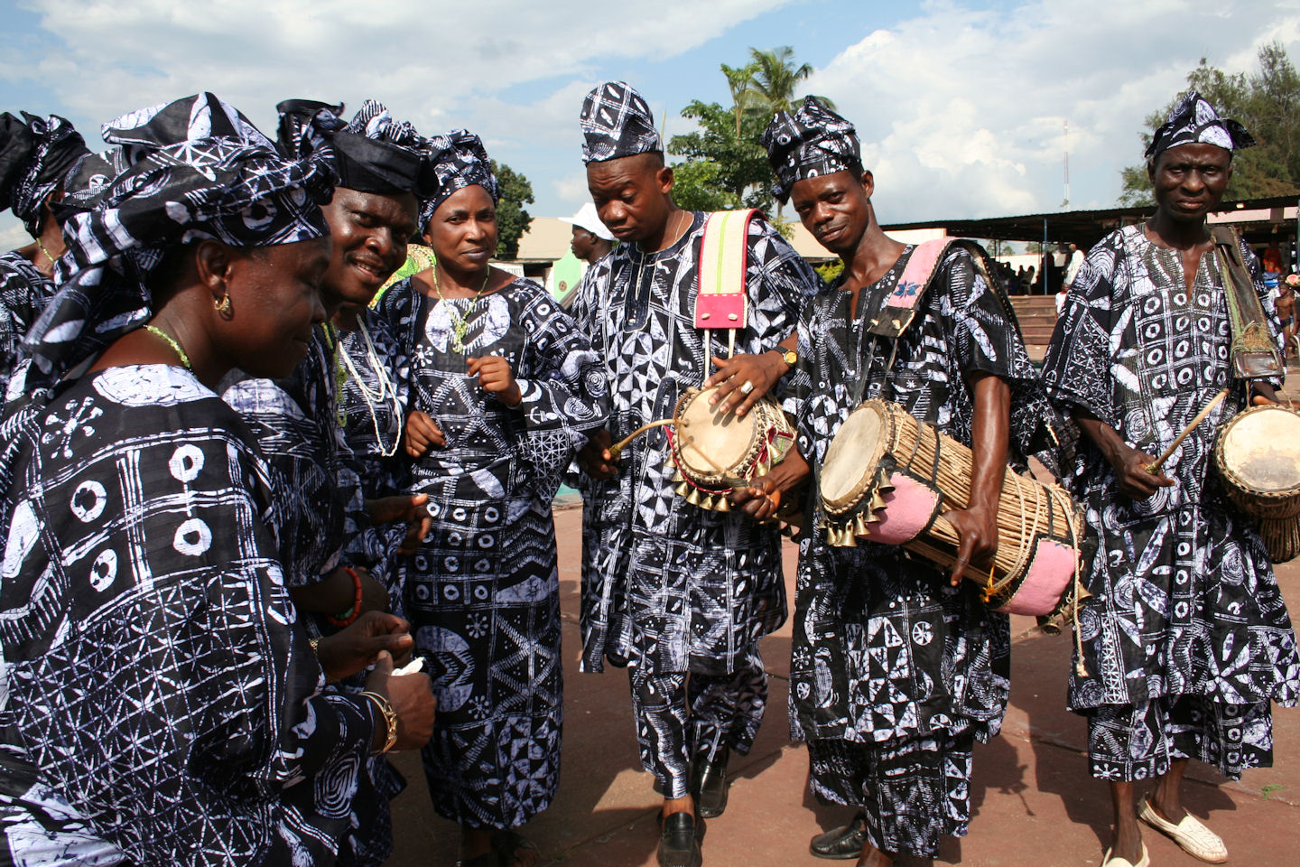 Yoruba dancersAyo Adewunmi [CC BY-SA 4.0 (https://creativecommons.org/licenses/by-sa/4.0)], from Wikimedia Commons