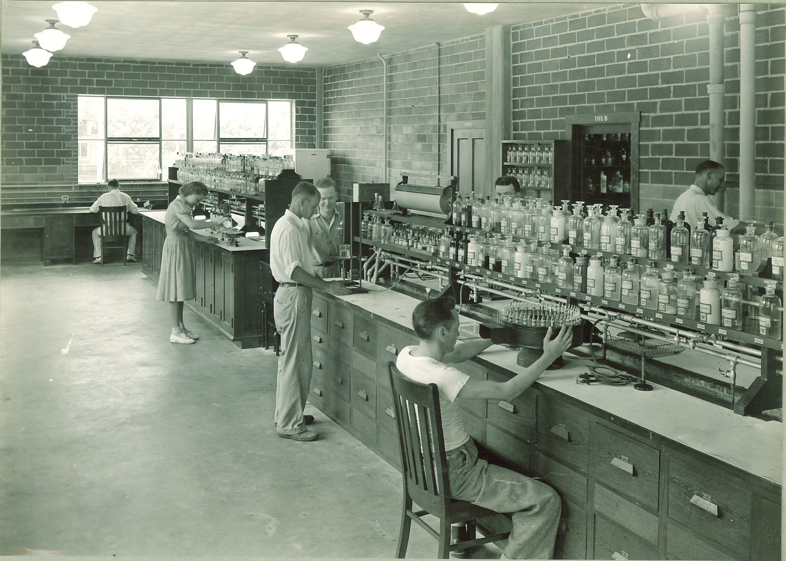 Science laboratory, The University of Iowa, 1930sRights Information: There are no known copyright restrictions on this image. The digital file is owned by the University of Iowa Libraries, which is making it freely available with the request that th…