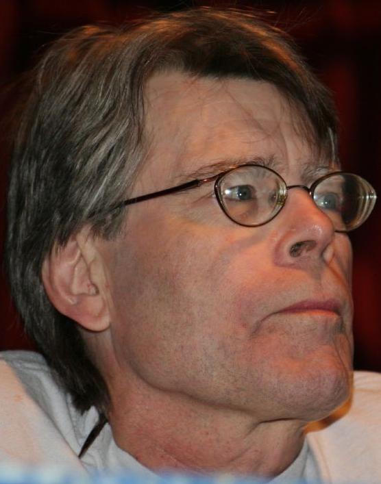 Stephen King in 2007 at ComicConBy Pinguino Kolb - "Pinguino's" flickr account, CC BY 2.0, https://commons.wikimedia.org/w/index.php?curid=1774637