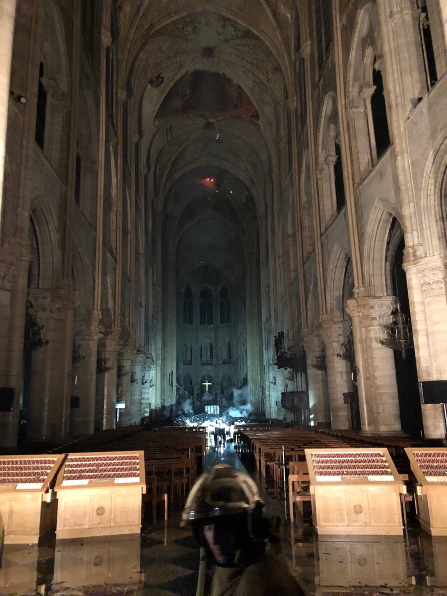 Pierre Téqui‏ @PierretequiPhoto de l’intérieur de #NotreDame La voûte du transept s’est effondrée