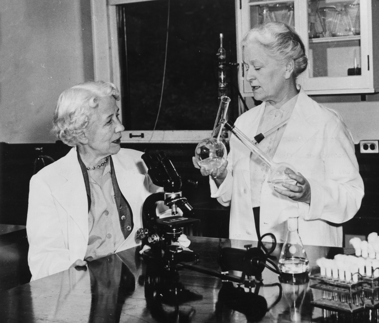 Elizabeth Lee Hazen and Rachel BrownBy Smithsonian Institution - Flickr: Elizabeth Lee Hazen (1888-1975) and Rachel Brown (1898-1980), No restrictions, https://commons.wikimedia.org/w/index.php?curid=18386483