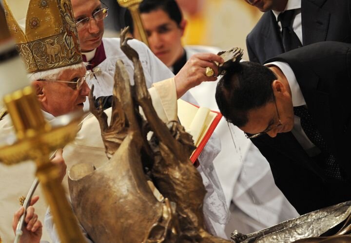 Pope Benedict XVI baptizes Magdi Allam