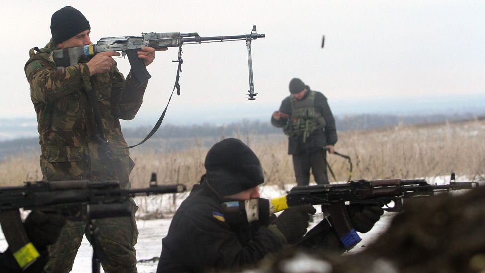 Ukrainian troops fighting in the Luhansk region, Jan 2015 AFP